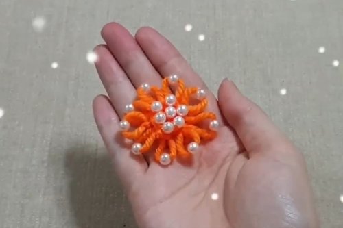 איך מכינים פרח יפה בעזרת סיכת ביטחון וחוט צמר?