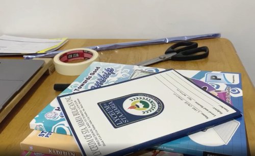 גם אתם מסתבכים בכל שנה עם עטיפת הספרים לבית הספר?