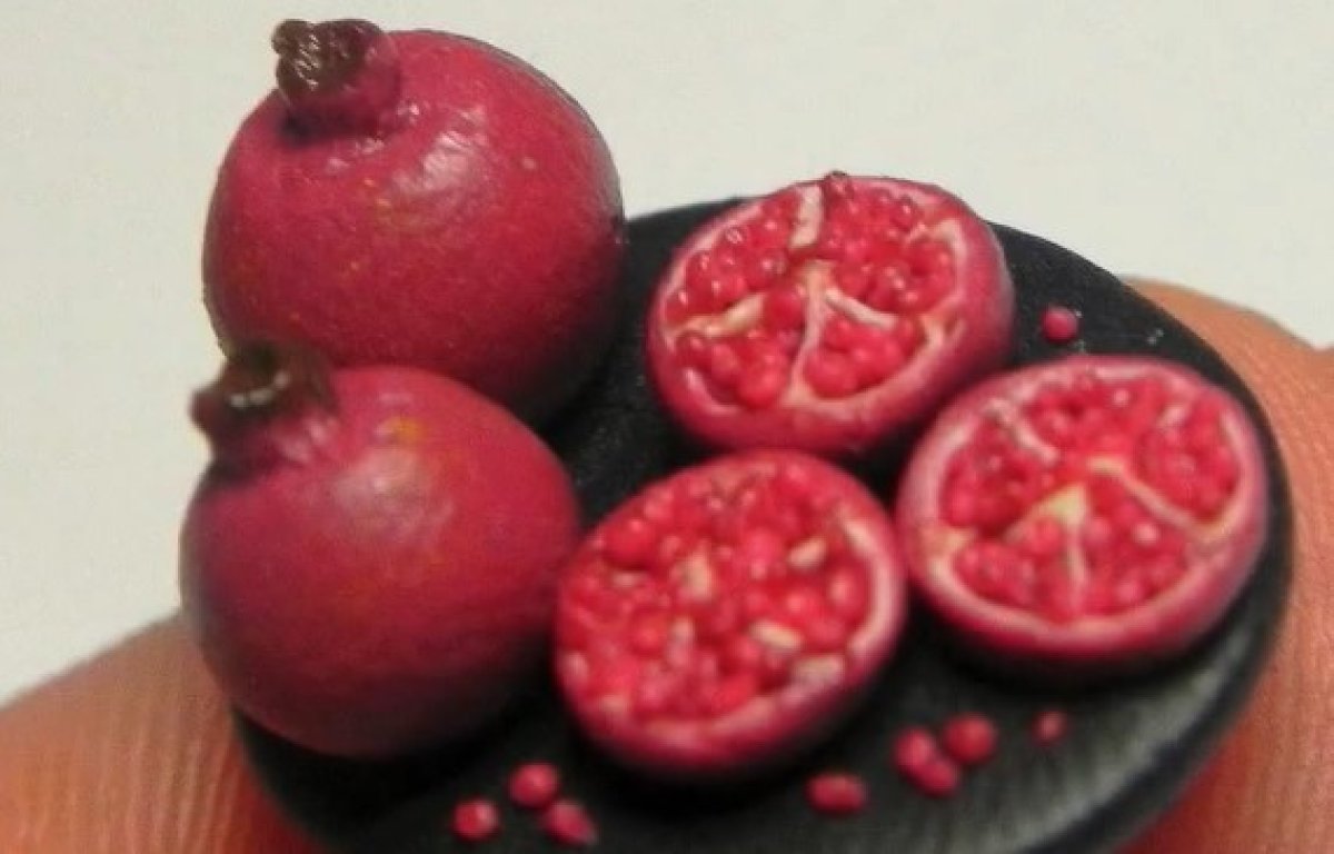 האמנית הזאת מכינה רימונים קטנטנים מחימר פולימרי וזה פשוט מדהים