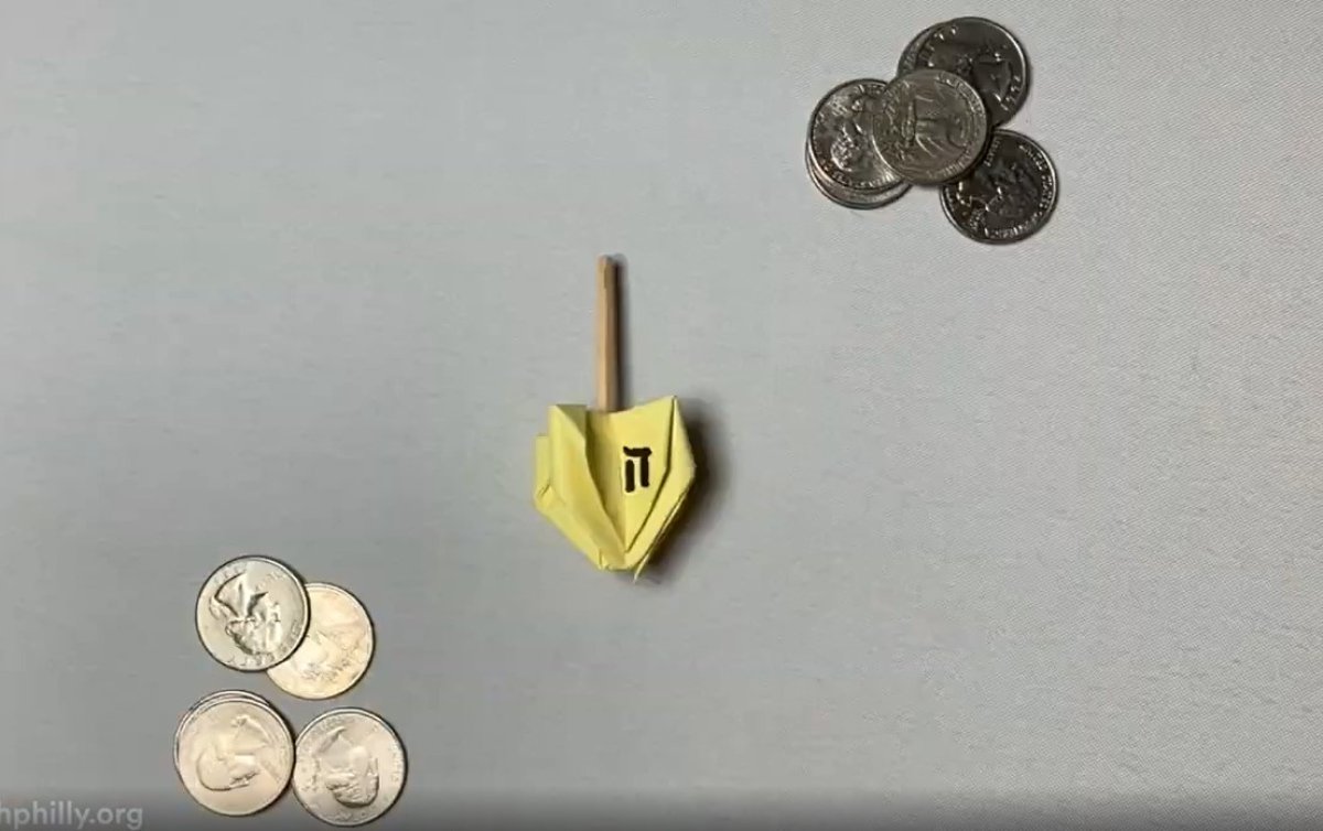 יצירות לחנוכה: איך הופכים פיסת נייר וגפרור לסביבון?