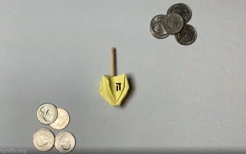יצירות לחנוכה: איך הופכים פיסת נייר וגפרור לסביבון?