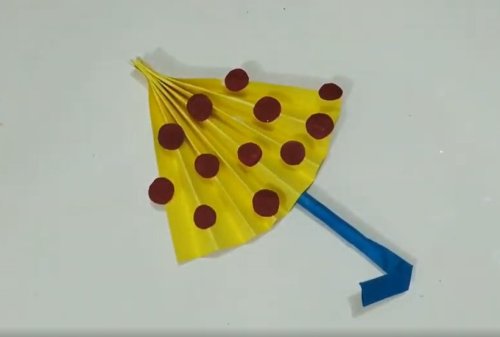 מה יותר מתאים ליום גשום מאשר להכין מטריה מנייר?