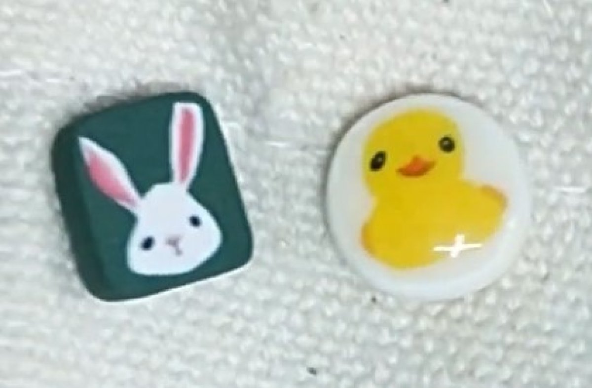 איך מכינים סיכות קטנות ומתוקות מחימר פולימרי?