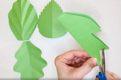 רוצים ללמוד איך לקפל ולגזור צורות עלים יפות?
