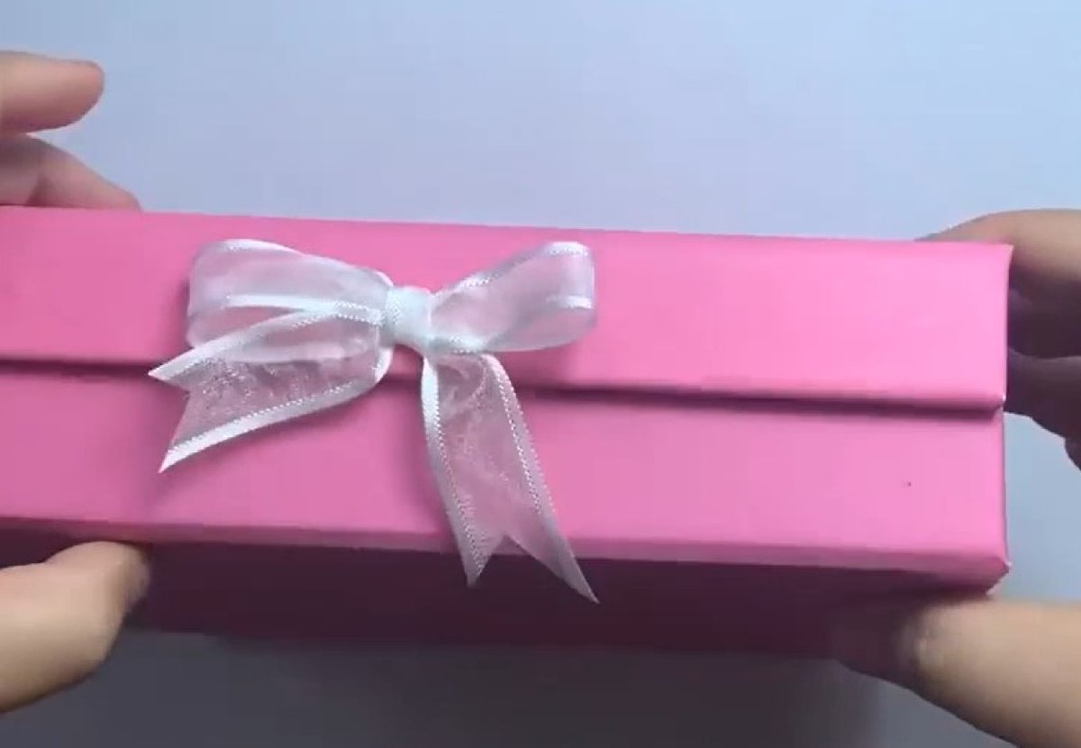 איך מכינים קופסת קרטון ורודה מהממת למשלוחי מנות?