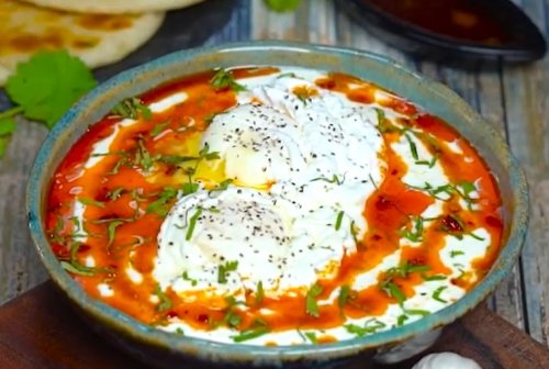 טעים: איך מכינים תבשיל מעניין של ביצים ויוגורט?