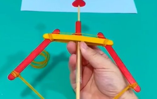 צפו: כך מכינים חץ וקשת מעט, מקלות ארטיק וגומיות