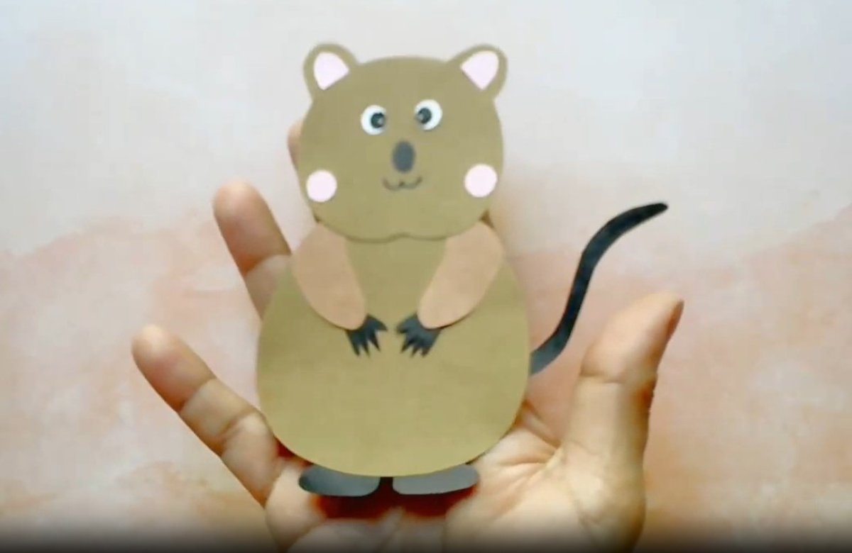 איך מכינים סימניית נייר בצורת חיית כיס קטנה?