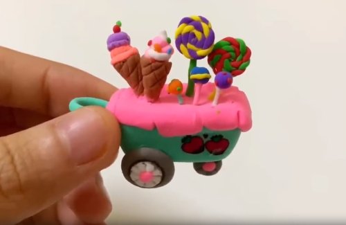 איך מכינים מתקנים שונים של גן שעשועים בפלסטלינה צבעונית?