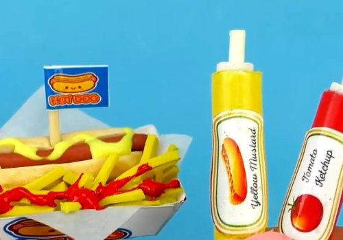 יוצרים בפלסטלינה: איך מכינים נקניקיה בלחמניה עם צ'יפס קטשופ וחרדל?