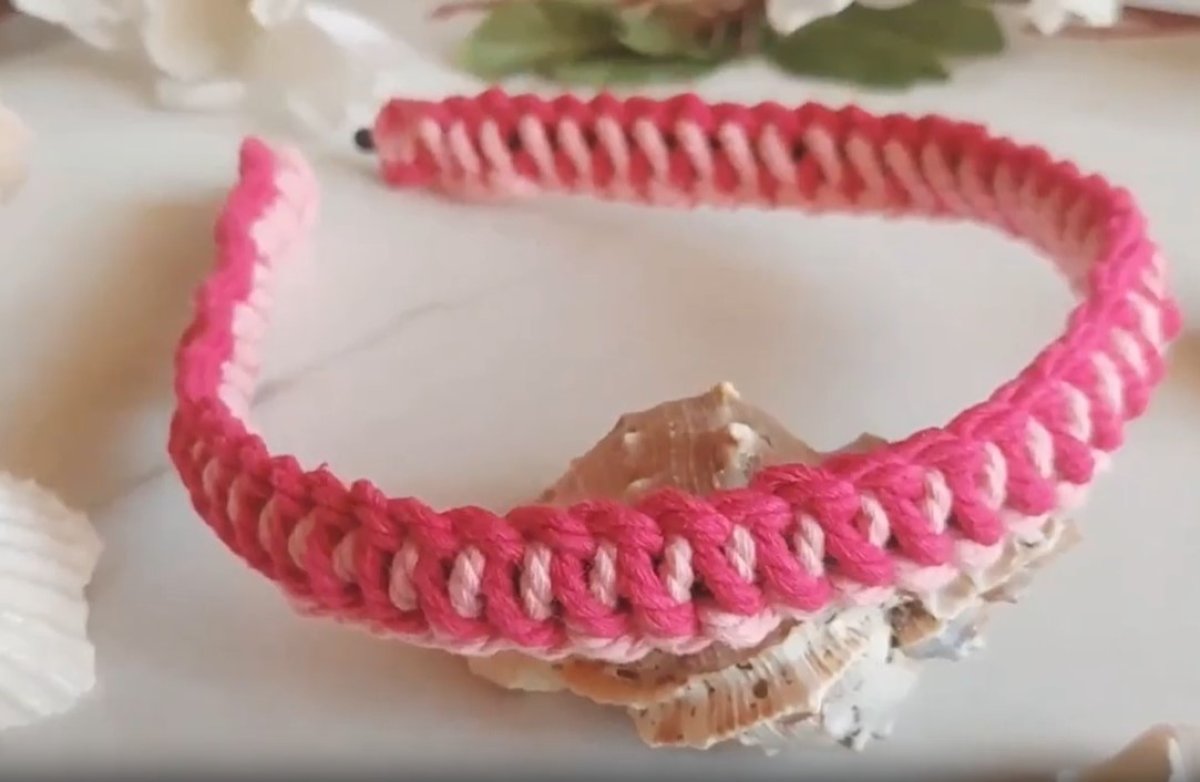 איך מכינים קשת מדהימה עשויה מחוטי צמר בעזרת מקרמה?