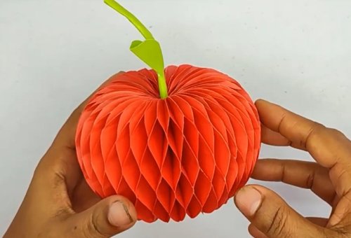 32 תפוחים מקופלים מנייר יוצרים תפוח אחד גדול