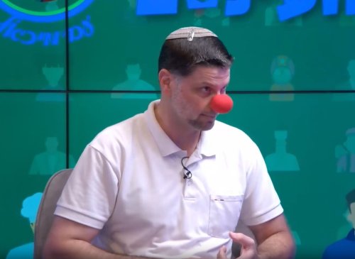 בגובה העיניים | איך משמחים ילד שנפצע? הכירו את דניאל הליצן הרפואי