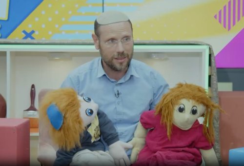 פרק 4  - לומדים לנגן בגיטרה, והצגת בובות משעשעת 