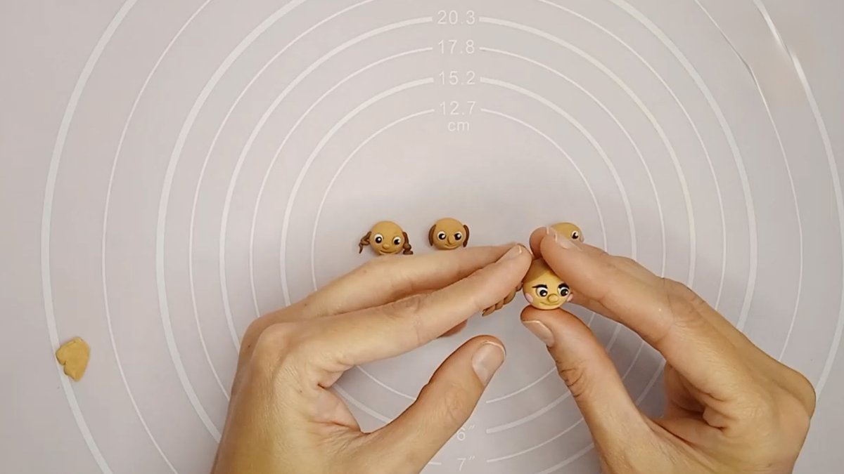 חוג פלסטלינה | נפסל את מרכיבי הכפר החשמונאי - כפר חשמונאי מפלסטלינה | ילדי הכפר - ראש ושיער