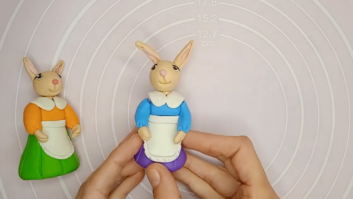 חוג פלסטלינה | משפחת ארנבי. כך תפסלו משפחת ארנבים חמודה - משפחת ארנבי בפלסטלינה | אמא ארנבת - שמלה, סינר וידיים