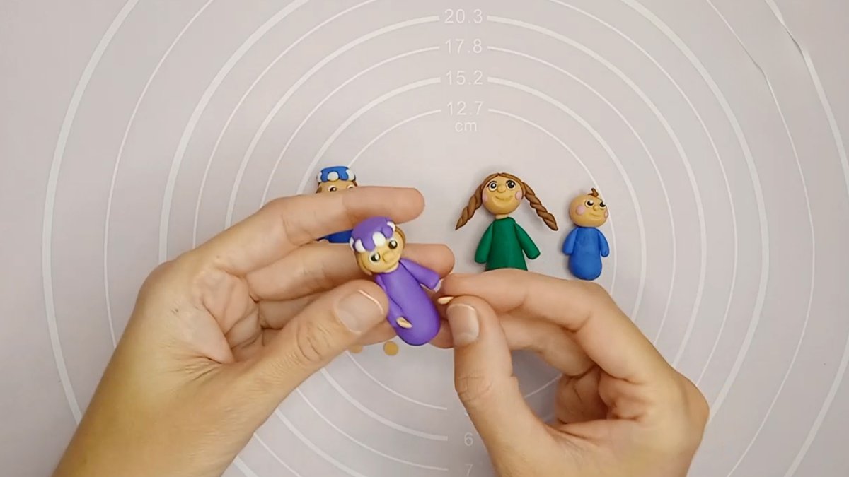 חוג פלסטלינה | נפסל את מרכיבי הכפר החשמונאי - כפר חשמונאי מפלסטלינה | ילדי הכפר - כובע ובגדים