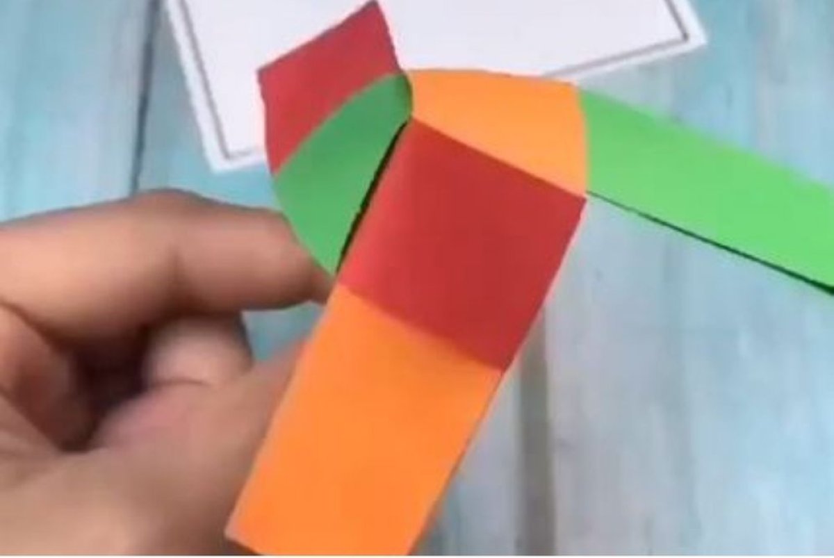 משחק צבעוני מקיפולי נייר