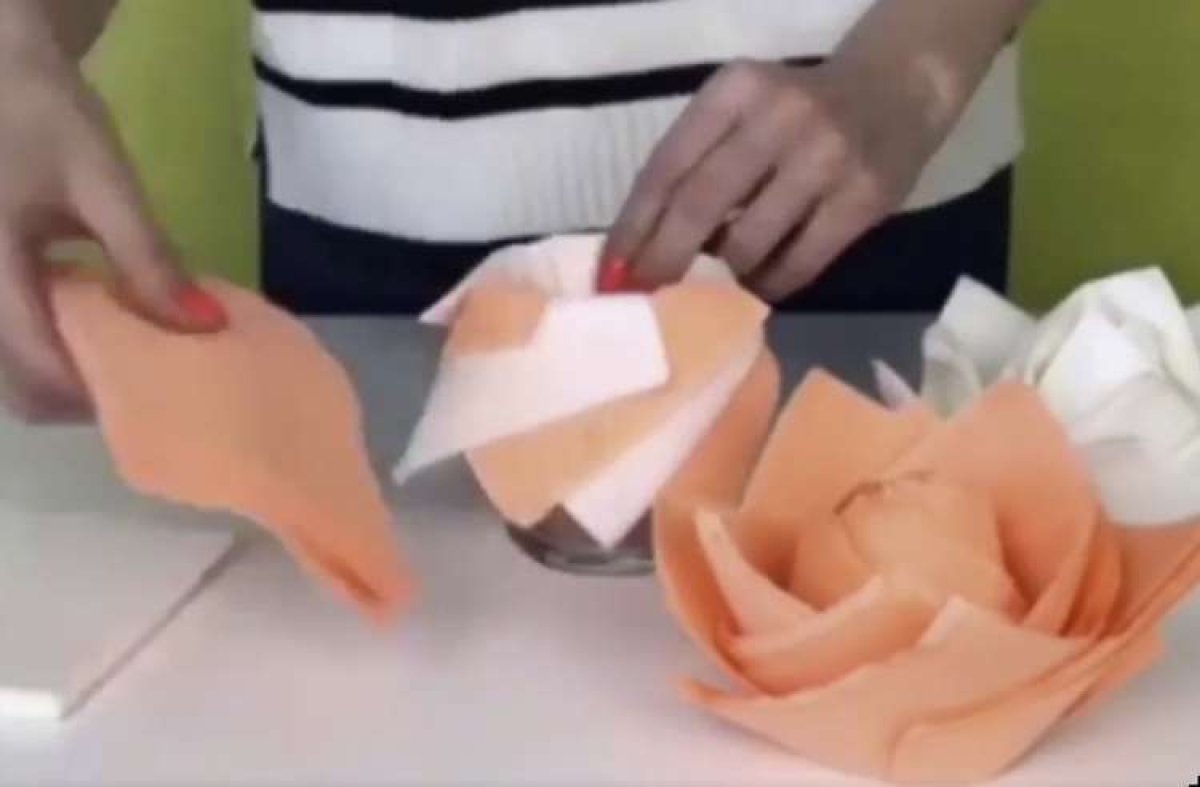 פרחי נייר מהממים: רעיונות פשוטים לשדרוג שולחן השבת שלכם
