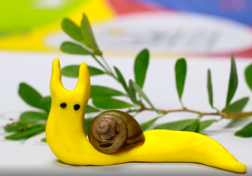 איך מכינים שבלול פלסטלינה חמוד עם "בית" אמיתי על הגב?