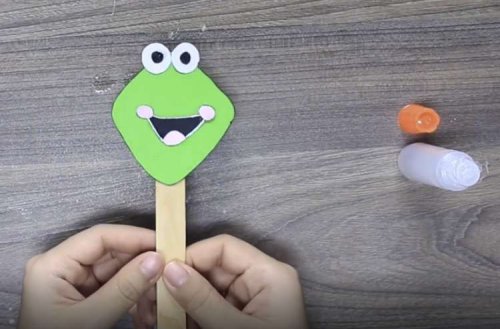 יצירה בקלי קלות: איך מכינים צפרדע חמוד ומשעשע על מקל?