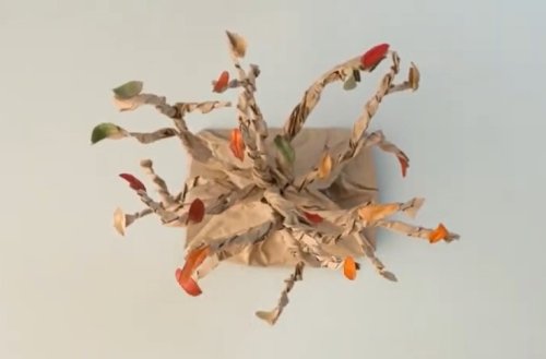 איך מכינים עץ עם עלי שלכת משקית נייר חומה ופשוטה?