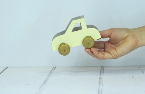 איך גומיה גורמת למכונית הזאת לנסוע במהירות?