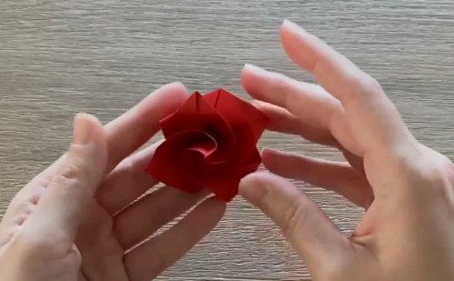 צפו: כך מכינים שושנה מיוחדת שתחזיק את פתקי השם על שולחן החג