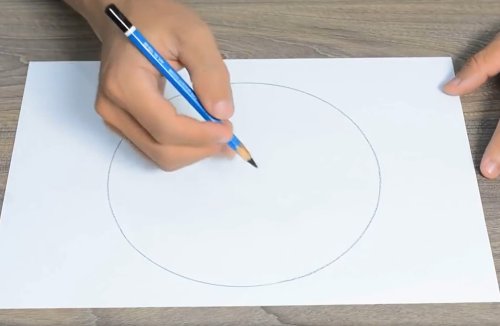 כיצד אפשר לצייר עיגול מדויק בעזרת היד בלבד?