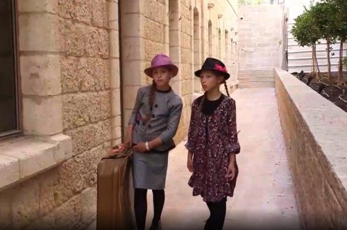 נגד הסיכויים | חלק א', סרט מרגש ומותח לנערות על גבורה יהודית