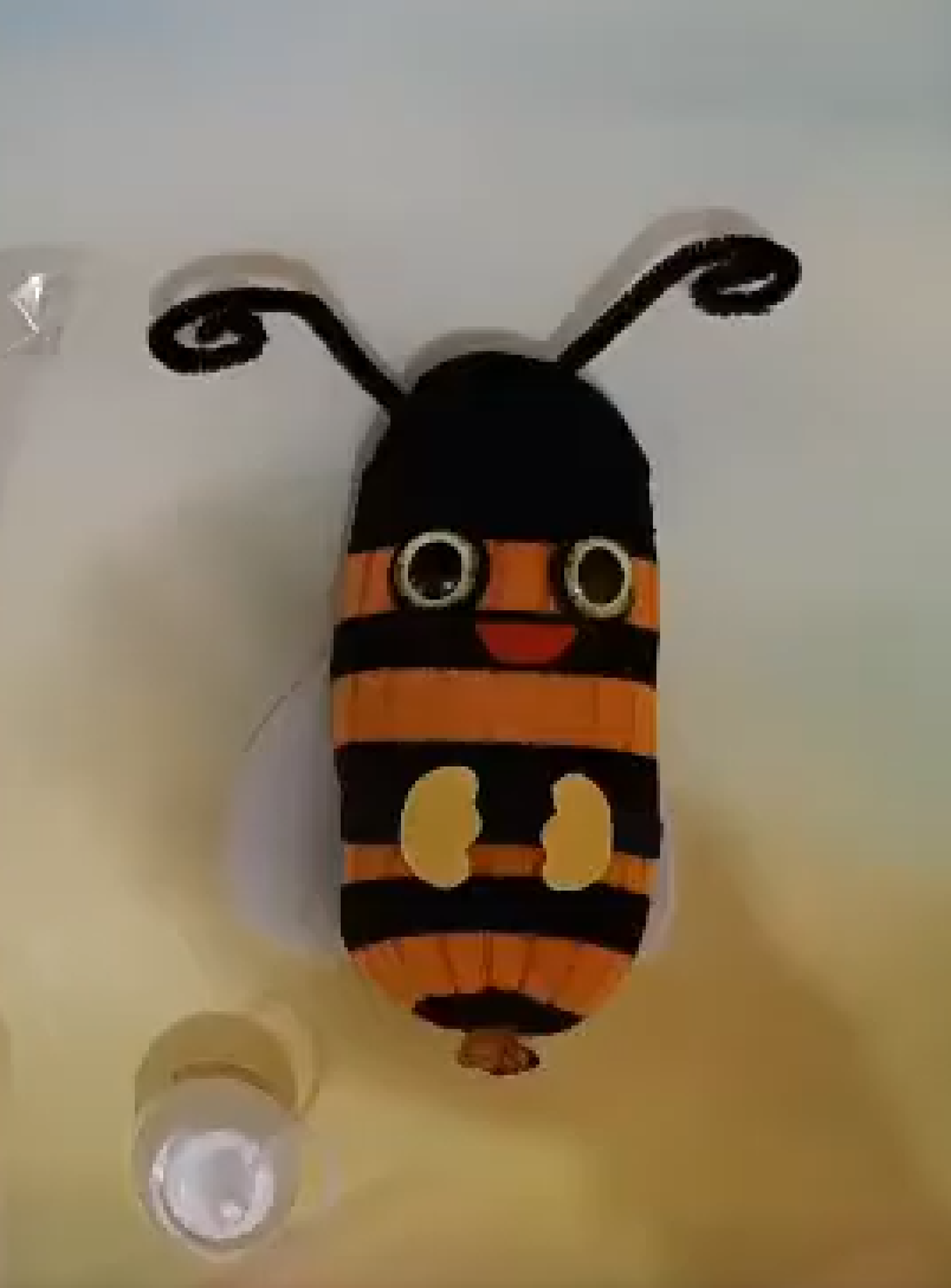 יצירת בובת דבורה לראש השנה. למה היא משמשת?