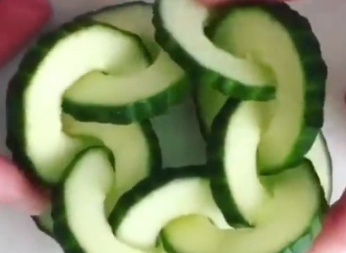 שרשרת מלפפונים וקיווי בצורת איש | צפו