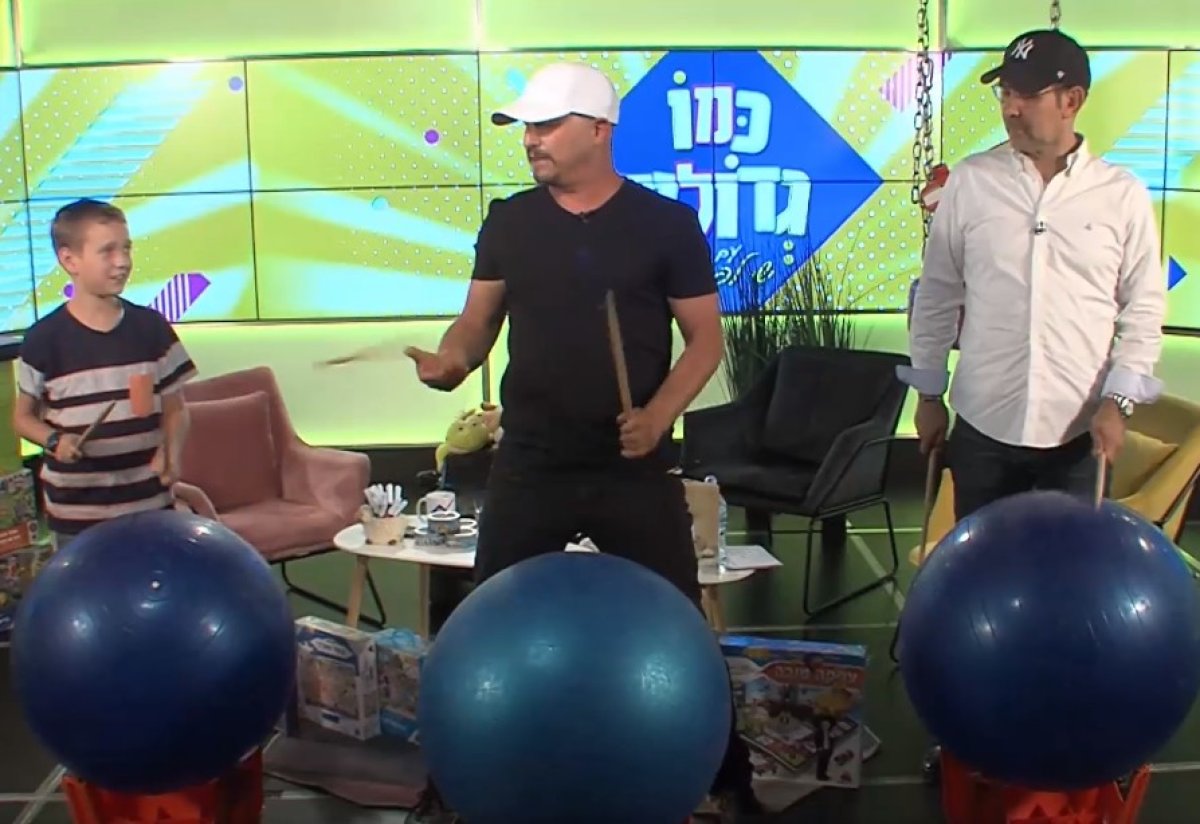 כמו גדולים, עונה 2 | אורחים מעניינים והרבה הפתעות. עם ישי לפידות ויונתן זיו - תיפוף על כדורים