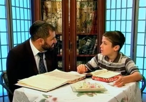 אבות ובנים | פועלים שבאו לתבוע שכרן מבעל הבית