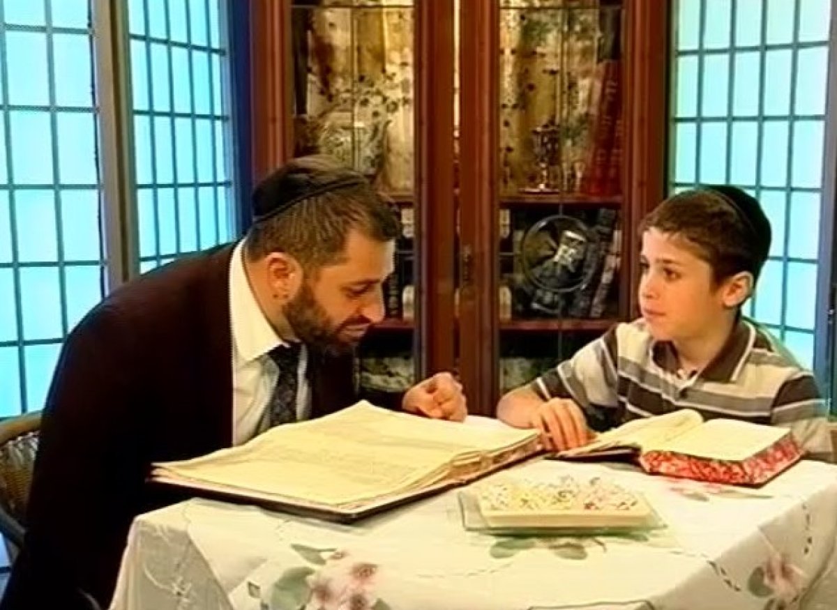 אבות ובנים | השופך מים לרשות הרבים