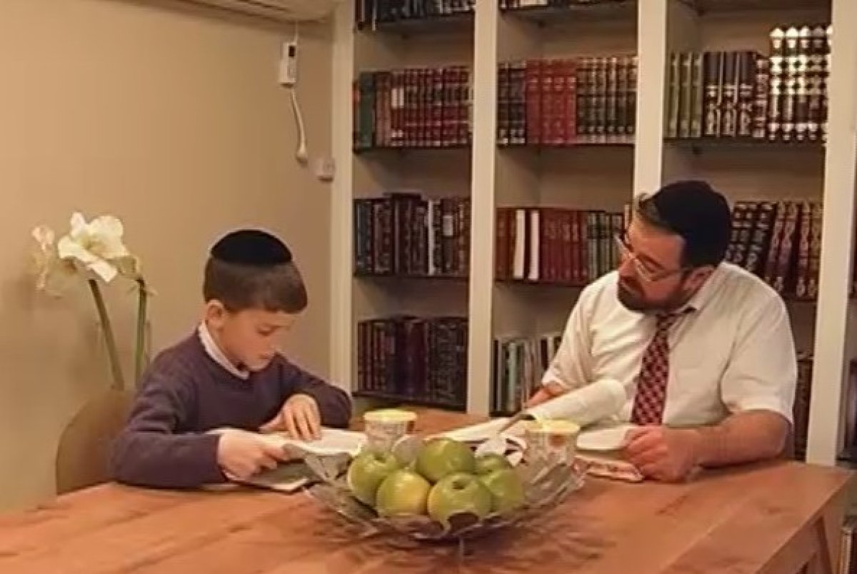 אבות ובנים | המניח את הכד ברשות הרבים