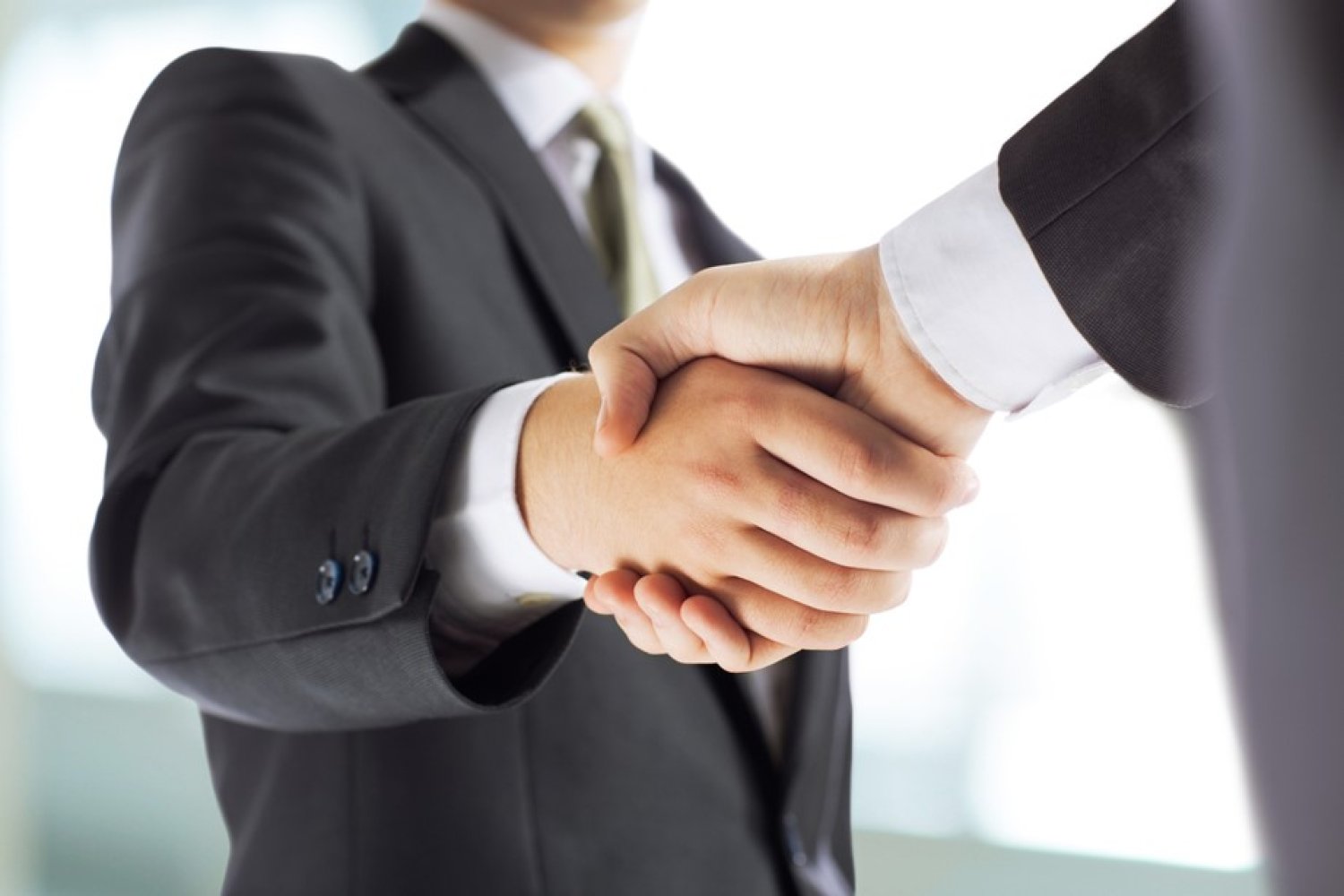 הידעתם כיצד התחיל המנהג ללחוץ ידיים?